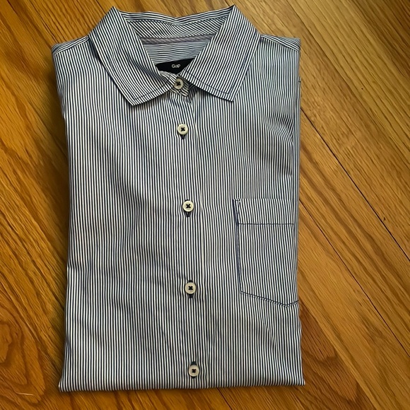 Gap long sleeves, buttons downs shirt, size M. Striped blue and white. - Picture 16 of 16